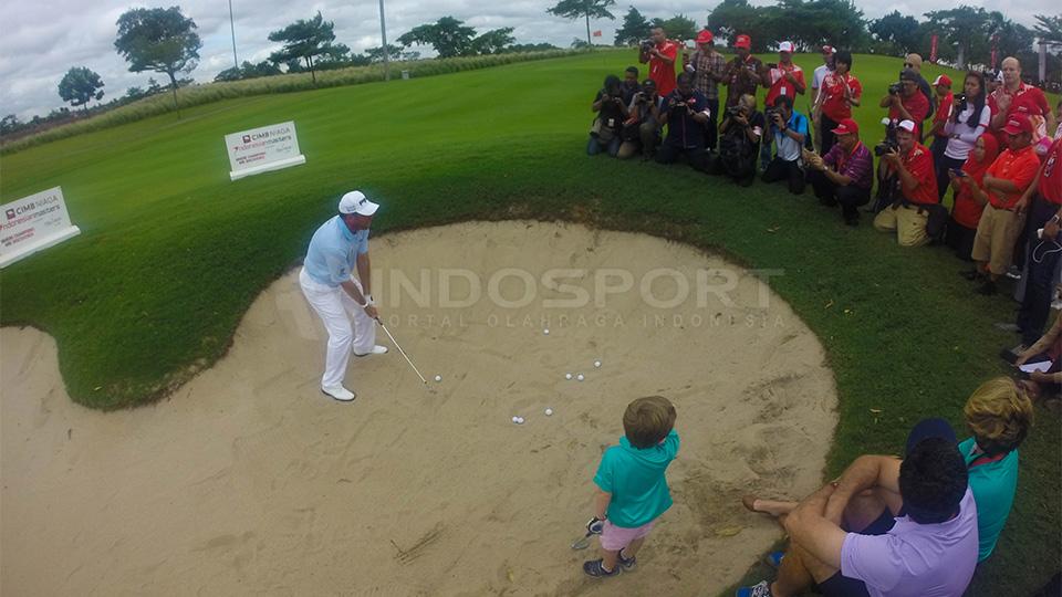 Lee Westwood dan Tommy Morrissey menghabiskan waktu selama kurang lebih 15 menit untuk berlatih pukulan dari bunker,